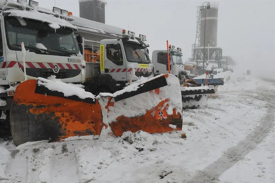 M&aacute;quinas quitanieves en los alrededores del puerto de Pajares, totalmente nevado, este domingo. Un temporal de nieve y fr&iacute;o afecta a la zona norte de la provincia de Le&oacute;n. EFE/J. Casares