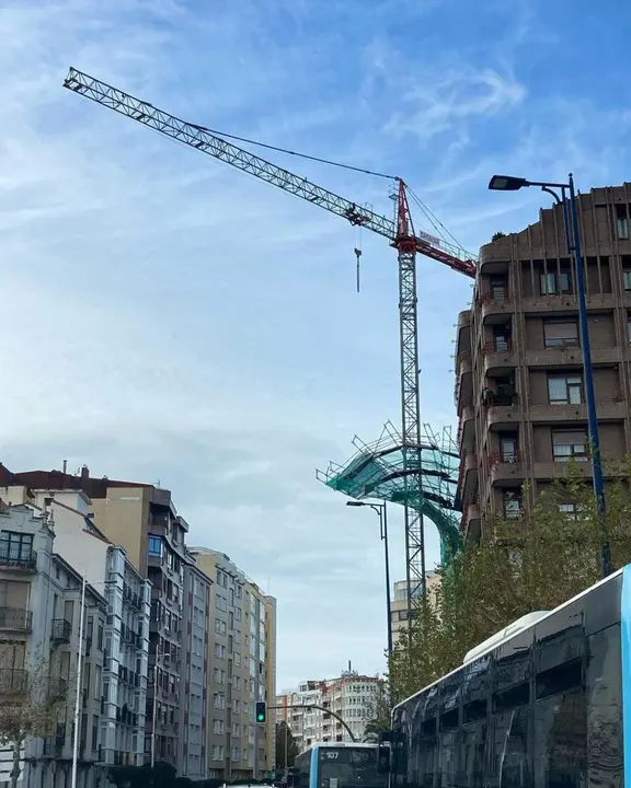 Andamio a punto de caerse en Santaner.