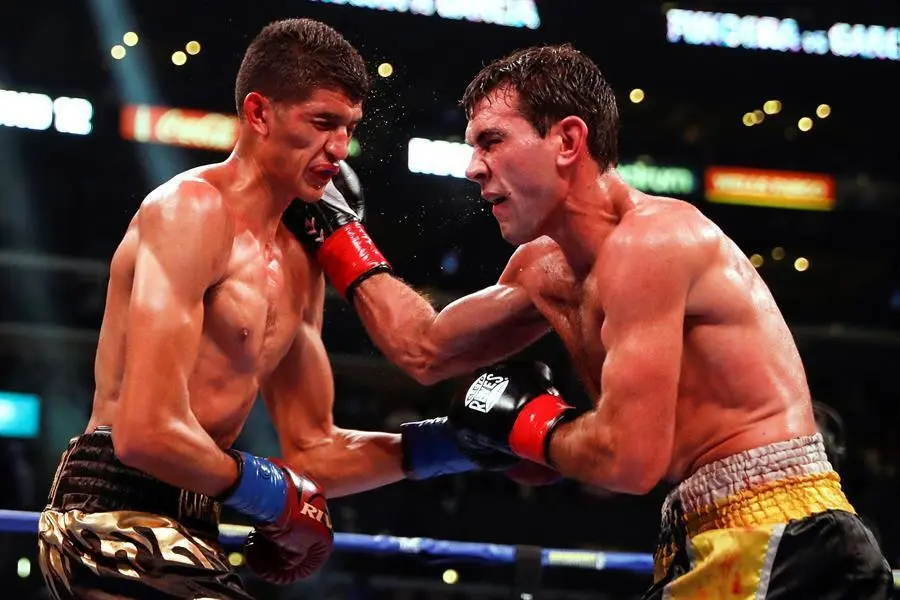El estadounidense Sebasti&aacute;n Fundora (izq.) pelea con el espa&ntilde;ol Sergio Garc&iacute;a (der.) durante su combate eliminatorio por el t&iacute;tulo superwelter del CMB en el Staples Center de Los &Aacute;ngeles, California, Estados Unidos, el 5 de diciembre de 2021. (Espa&ntilde;a, Estados Unidos) EFE/EPA/CAROLINE BREHMAN