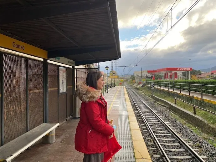 La portavoz del PP de Torrelavega, Marta Fern&aacute;ndez Teijeiro, en la estaci&oacute;n de Ganzo. / ALERTA