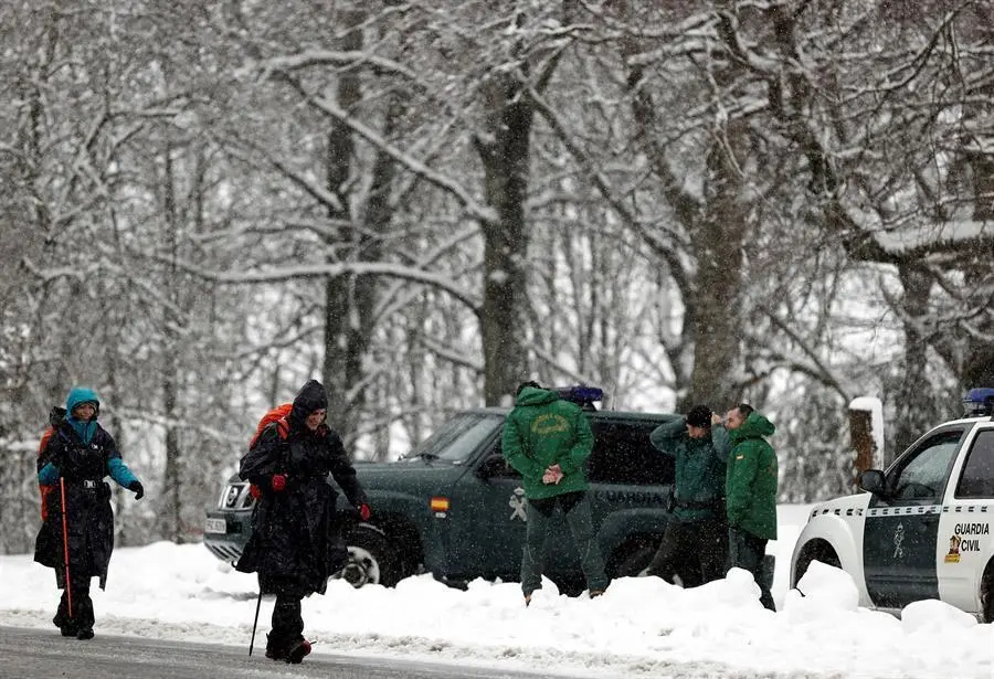 Las intensas nevadas que se han registrado estos d&iacute;as y la nieve ca&iacute;da durante el d&iacute;a de hoy impide que los peregrinos realicen el camino por los lugares tradicionales teniendo que hacerlo por la carretera N-135. La Agencia Estatal de Meteorolog&iacute;a prev&eacute; para este domingo en Navarra precipitaciones generalizadas, ocasionalmente acompa&ntilde;adas de tormenta, y nieve a 700-800 metros, bajando en las horas centrales a los 500-700, con acumulaciones de entre 20-30 cm en el Pirineo y de 10-15 cm en las sierras del noroeste. EFE/ Jes&uacute;s Diges