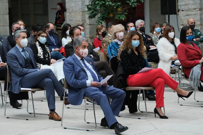 Los diputados y asistentes al acto durante el discurso de Joaqu&iacute;n G&oacute;mez en el patio del Parlamento. / Hardy