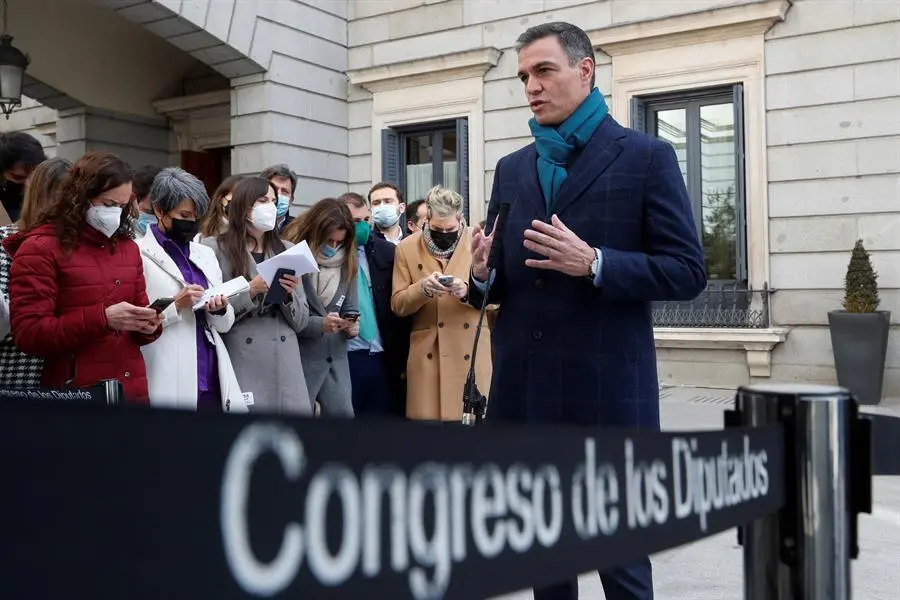 El presidente del Gobierno, Pedro S&aacute;nchez a su llegada al acto institucional celebrado con motivo de 43 aniversario de la Constituci&oacute;n, este lunes en el exterior del Congreso, debido a la pandemia de coronavirus. EFE/ Juan Carlos Hidalgo