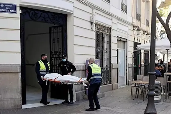 La polic&iacute;a retira el cad&aacute;ver de Cristina del piso en el que fue asesinada.EFE