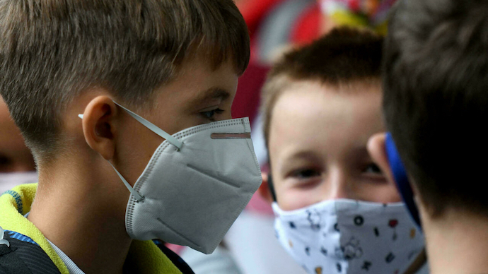 Ni&ntilde;os con mascarilla.