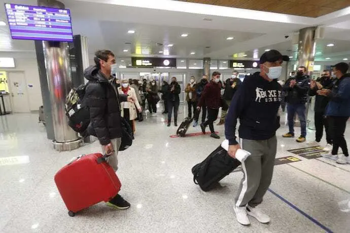 Sergio Garc&iacute;a y V&iacute;ctor Iglesias, a su llegada al aeropuerto de Santander. / ALERTA