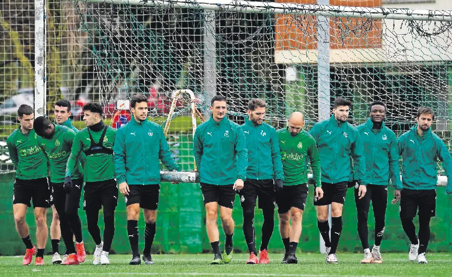 Los jugadores del Racing cargan una porter&iacute;a durante el entrenamiento. / Hardy