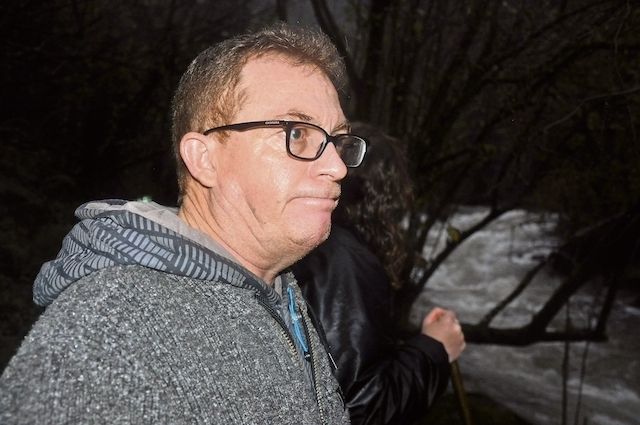 Emilio, padre de Daniel,
 en el cauce del r&iacute;o Cieza 
el pasado lunes d&iacute;a 6 de diciembre, junto a varios voluntarios 
buscando alguna pista 
sobre el paradero de su hijo. / M. D&Iacute;AZ