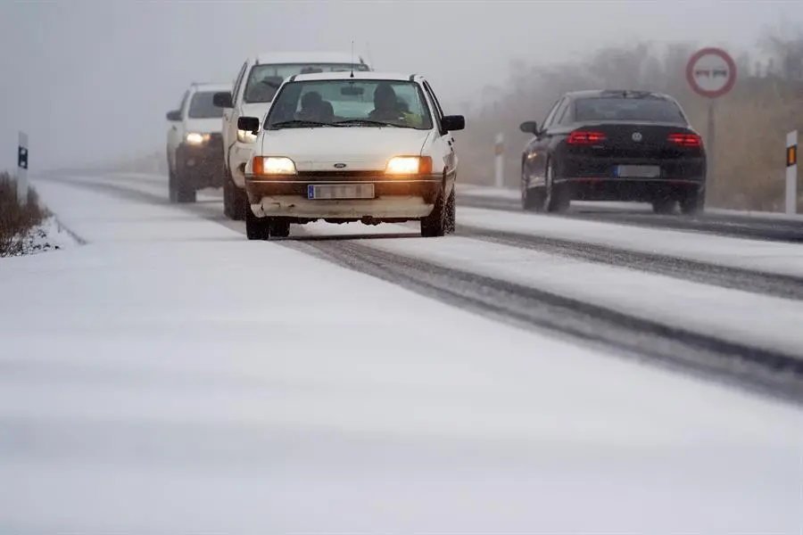 Veh&iacute;culos circulan con dificultad por la carretera CL-505 en &Aacute;vila por la nieve ca&iacute;da en las &uacute;ltimas horas. EFE/ Ra&uacute;l Sanchidri&aacute;n