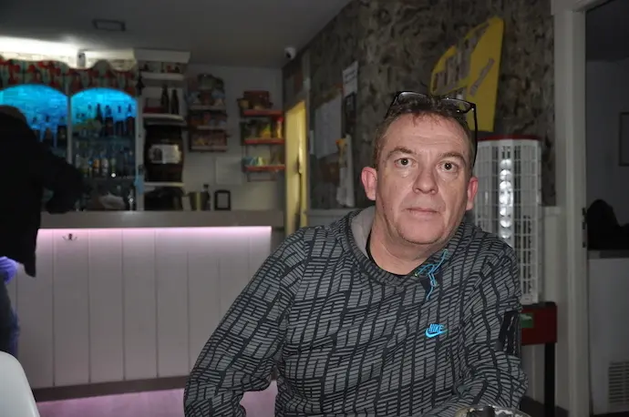 Emilio Noriega S&aacute;mano, el padre de Daniel, desaparecido el pasado s&aacute;bado 28, se&ntilde;ala el lugar donde puede encontrarse su hijo, no descansar&aacute; hasta encontrarle. / D&iacute;az
