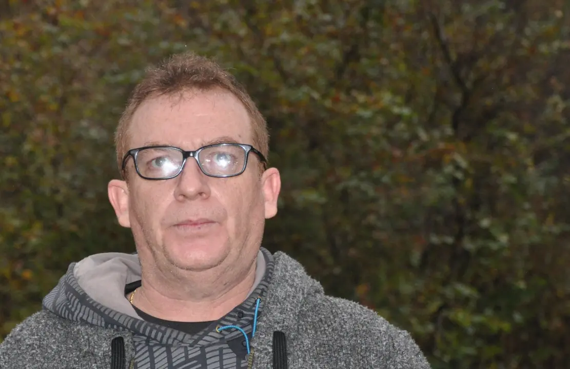 El padre de Daniel, Emilio Noriega S&aacute;mano cabizbajo en las inmediaciones del r&iacute;o Cieza. / D. Trueba
