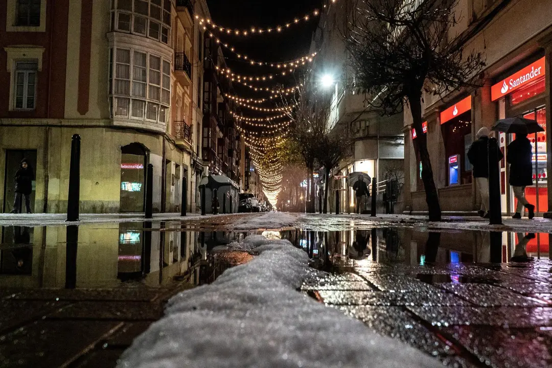 Granizada ca&iacute;da este mi&eacute;rcoles en una calle de Santander, en una jornada marcada por las bajas temperaturas en Cantabria. EFE/ Maru Garc&iacute;a