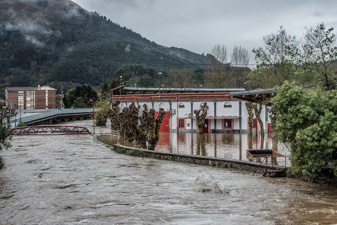El r&iacute;o As&oacute;n a su paso por Ampuero.  / Reguera