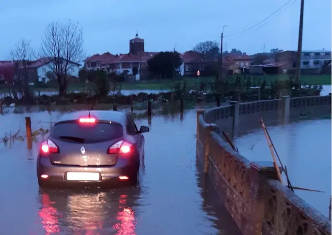 Un coche en mitad de la inundaci&oacute;n en el municipio de Camargo. / BOMBEROS CAMARGO
