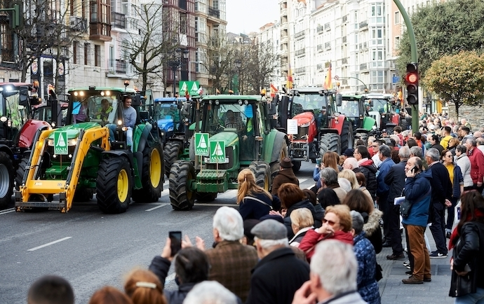Tractores durante la manifestaci&oacute;n para reclamar precios justos en el campo. La protesta ha sido convocada por  La Uni&oacute;n de Ganaderos y Agricultores Monta&ntilde;eses (Ugam-Coag), la Asociaci&oacute;n Agraria de J&oacute;venes Agricultores (Asaja) y la Uni&oacute;n de Peque&ntilde;os Agricultores y Ganaderos (UPA) y se estima que haya 2.000 ganaderos y 200 agricultores, en Santander/Cantabria (Espa&ntilde;a), a 28 de febrero de 2020.
28 DE FEBRERO DE 2020;PRECIOS JUSTOS;ALIMENTOS;GANADEROS;AGRICULTORES;SECTOR PRIMARIO
Juan Manuel Serrano Arce / Europa Press
(Foto de ARCHIVO)
28/2/2020
