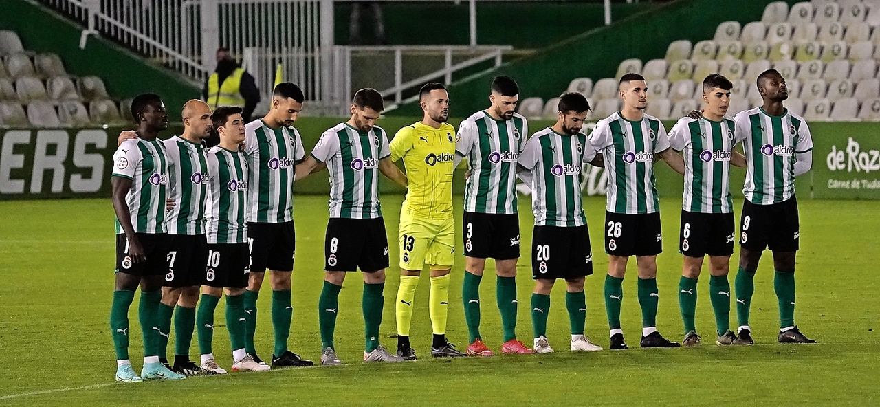 Los jugadores del Racing, antes de su &uacute;ltimo partido en Los Campos de Sport. / Hardy