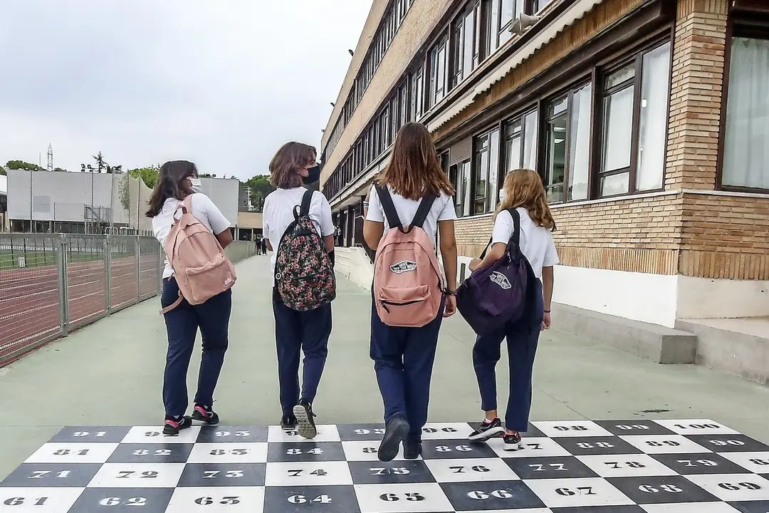 Varios ni&ntilde;os entrando al colegio.