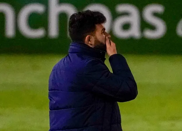 El entrenador del Racing, Fern&aacute;ndez Romo durante el partido contra el Majadahonda. / Hardy