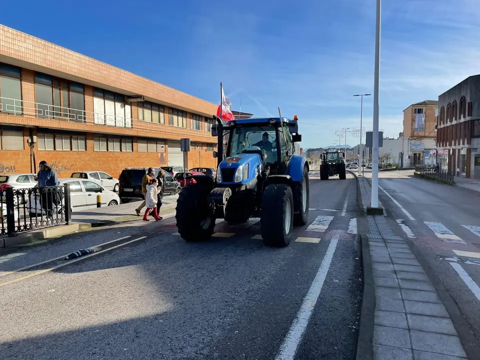 Tractorada recorriendo las calles de Pe&ntilde;acastillo hacia el centro de Santander. / M.D. ALERTA