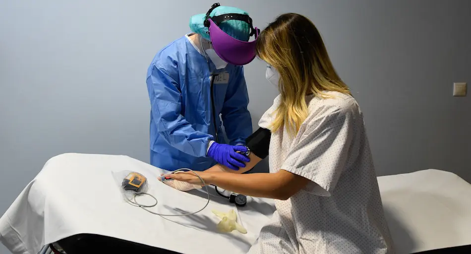 Una persona es atendida en la zona UCI del Hospital Marqu&eacute;s de Valdecilla. / Hardy