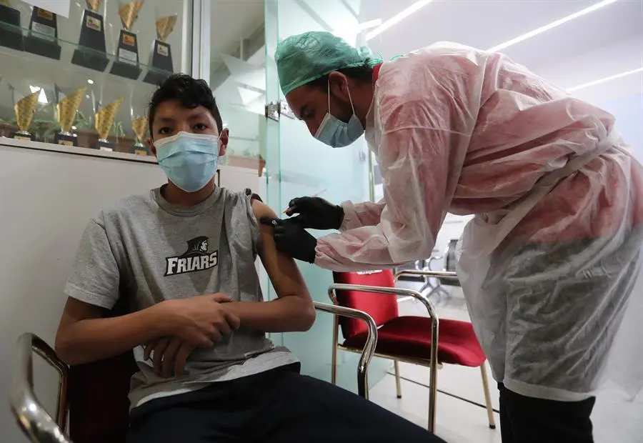 Fotograf&iacute;a de archivo de un funcionario de salud mientras coloca una vacuna de Pfizer en La Paz, Bolivia. EFE/Martin Alipaz