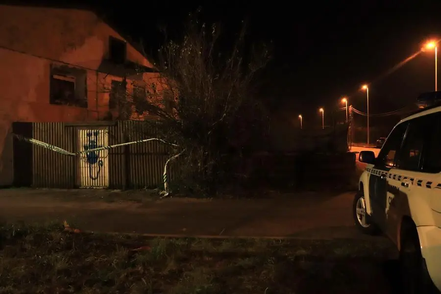 Precinto policial junto a la vivienda de Lia&ntilde;o en la que efectivos de la Guardia Civil han localizado los cuerpos sin vida de la mujer y su hija despu&eacute;s de que sus familiares denunciaran hoy su desaparici&oacute;n en el puesto de la Guardia Civil de Astillero. Un hombre de 43 a&ntilde;os ha sido detenido por el asesinato de su expareja de 40 a&ntilde;os y su hija de 11 meses, de quienes ten&iacute;a una orden de alejamiento. EFE/ Celia Ag&uuml;ero