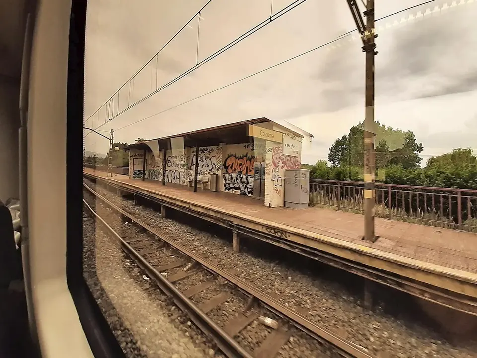 Estado actual de la estaci&oacute;n de tren de Cazo&ntilde;a. / ALERTA