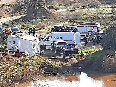 Los equipos de rescate en el lugar donde fue encontrado el cuerpo del joven. / EFE