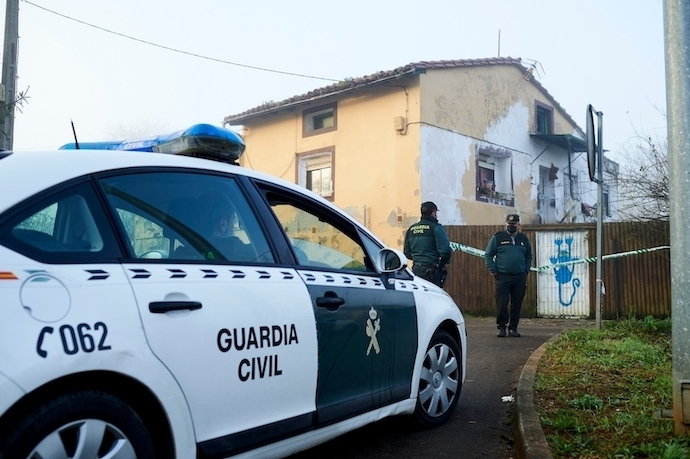 Vivienda en Lia&ntilde;o de Villaescusa donde aparecieron los cad&aacute;veres de la mujer y su hija. / JUAN MANUEL SERRANO ARCE/EUROPA PRESS