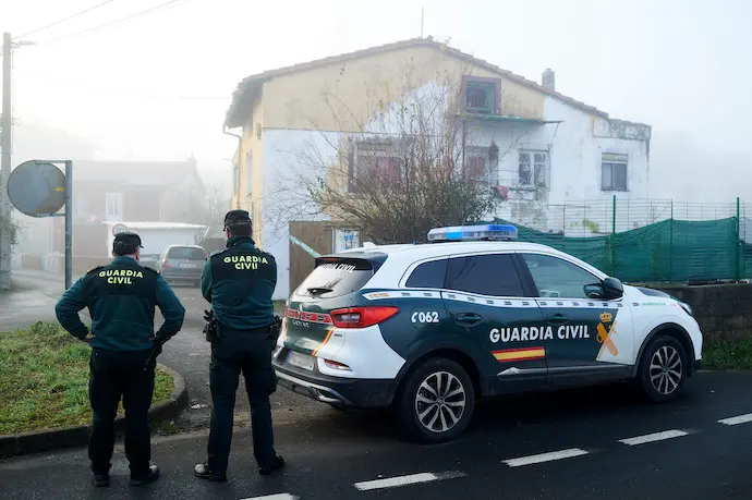 Guardias civiles en la vivienda donde viv&iacute;an una mujer y su hija asesinadas presuntamente por su expareja y padre, a 18 de diciembre de 2021, en Lia&ntilde;o de Villaescusa, Cantabria (Espa&ntilde;a). Los cuerpos sin vida de la mujer, de 40 a&ntilde;os, y su hija, de 11, fueron encontrados sin vida despu&eacute;s de que sus familiares denunciaran su desaparici&oacute;n. Entonces la Guardia Civil detuvo en El Astillero al presunto autor y expareja de la mujer asesinada. El detenido ten&iacute;a una orden de alejamiento de su expareja dictada por el Juzgado de lo Penal n&uacute;mero 5 de Santander. La autoridad judicial ha decretado secreto de sumar
18 DICIEMBRE 2021;VIOLENCIA DE G&Eacute;NERO;CRIMEN
Juan Manuel Serrano Arce / Europa Press
18/12/2021