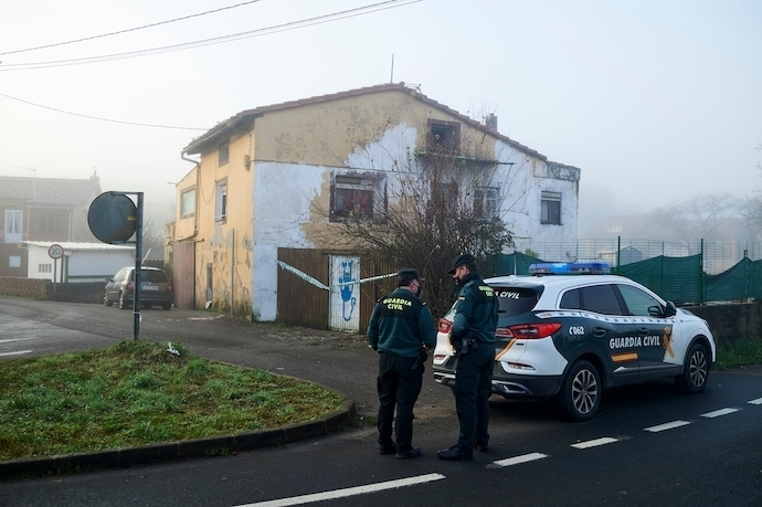 Guardias civiles en la vivienda donde resid&iacute;an una mujer y su hija asesinadas presuntamente por su expareja y padre, a 18 de diciembre de 2021, en Lia&ntilde;o de Villaescusa, Cantabria (Espa&ntilde;a). Los cuerpos sin vida de la mujer, de 40 a&ntilde;os, y su hija, de 11, fueron encontrados sin vida despu&eacute;s de que sus familiares denunciaran su desaparici&oacute;n. Entonces la Guardia Civil detuvo en El Astillero al presunto autor y expareja de la mujer asesinada. El detenido ten&iacute;a una orden de alejamiento de su expareja dictada por el Juzgado de lo Penal n&uacute;mero 5 de Santander. Juan Manuel Serrano Arce / Europa Press