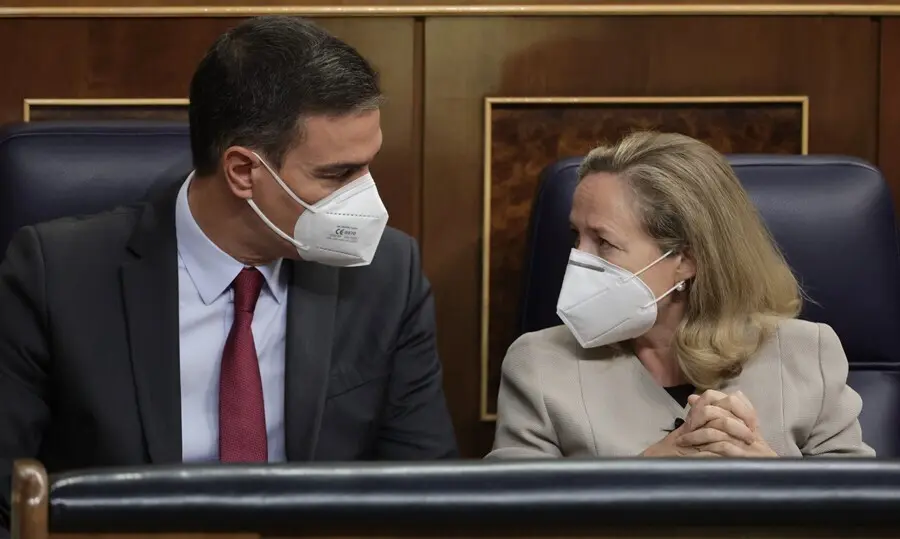 El presidente del Gobierno, Pedro S&aacute;nchez (i); y la vicepresidenta primera y ministra de Asuntos Econ&oacute;micos y Transformaci&oacute;n Digital, Nadia Calvi&ntilde;o, conversan en una sesi&oacute;n de control al Gobierno en el Congreso