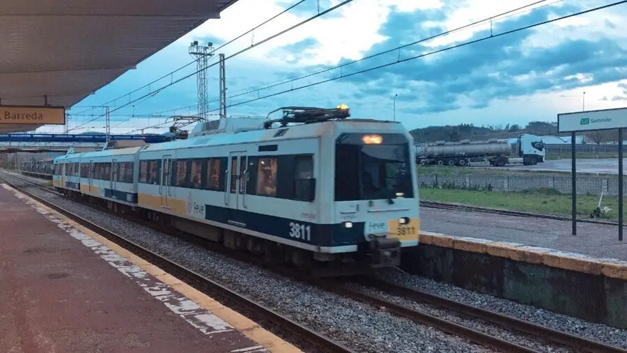 Un tren de cercan&iacute;as en la v&iacute;a. / EP