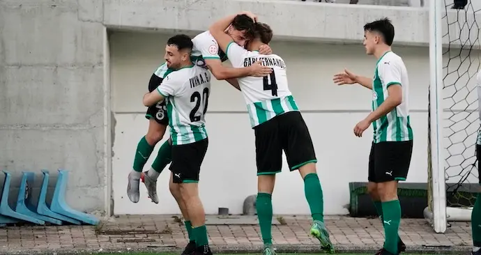 Los jugadores del Rayo celebran el gol.