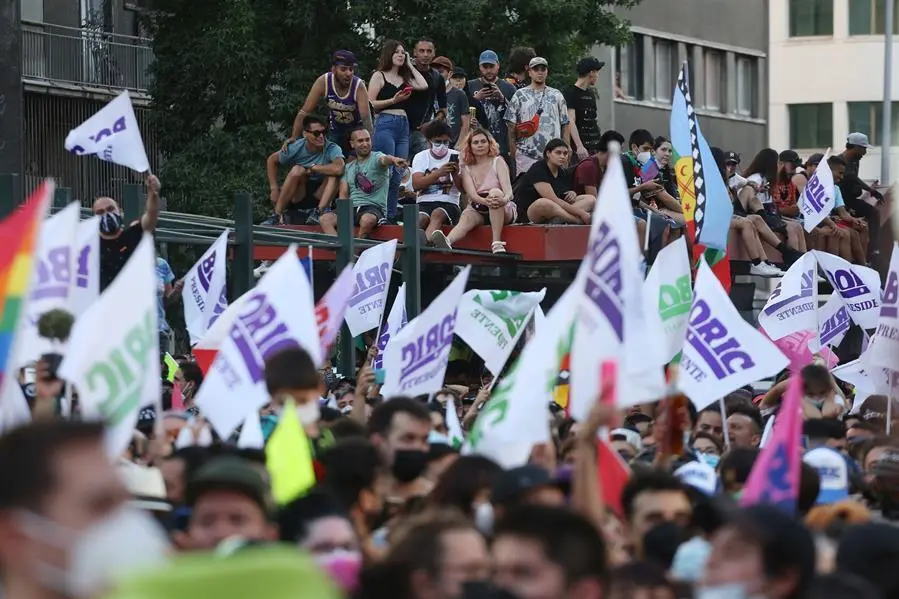 Personas reaccionan al triunfo del candidato presidencial Gabriel Boric, hoy en Santiago (Chile). EFE/Elvis Gonz&aacute;lez