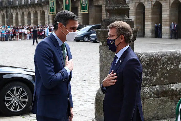 Pedro S&aacute;nchez y Alberto N&uacute;&ntilde;ez Feij&oacute;o, en un encuentro en Santiago el pasado mes de julio.