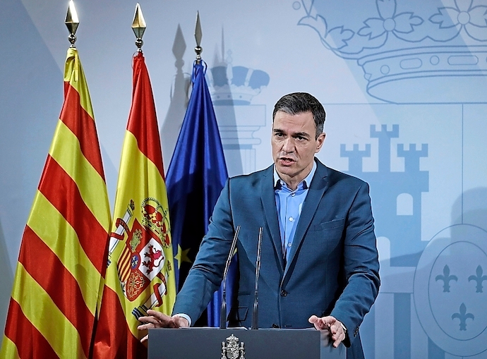 El presidente del Gobierno, Pedro S&aacute;nchez, durante la declaraci&oacute;n institucional ofrecida este domingo desde la sede de la Delegaci&oacute;n del Gobierno en Catalu&ntilde;a en Barcelona. EFE/ Andreu Dalmau