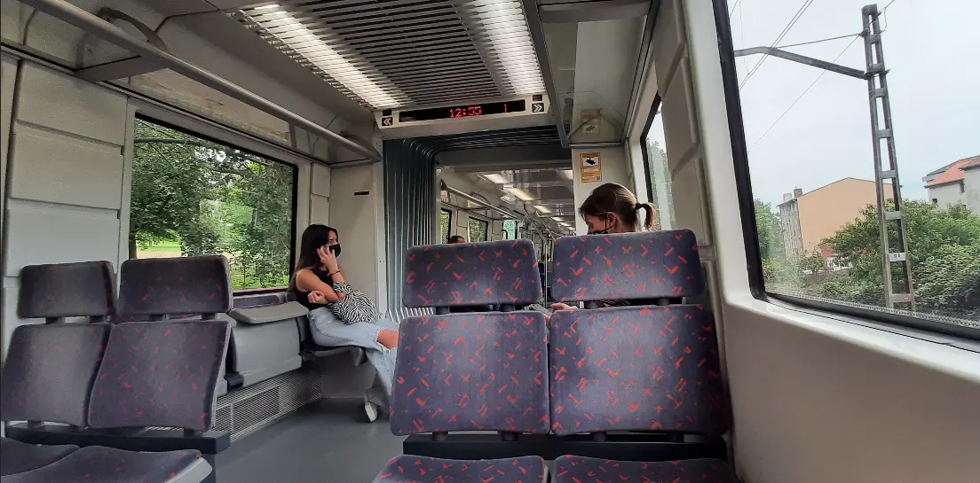 Varias personas en el tren de cercan&iacute;as de Feve en Santander. / D&Iacute;AZ
