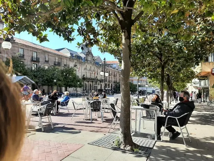 Varias personas en una terraza en el Boulevar Demetrio Herrero. / D&Iacute;AZ