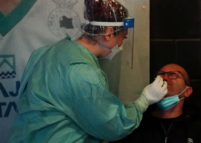 Una persona realiz&aacute;ndose la prueba PCR./ HARDY