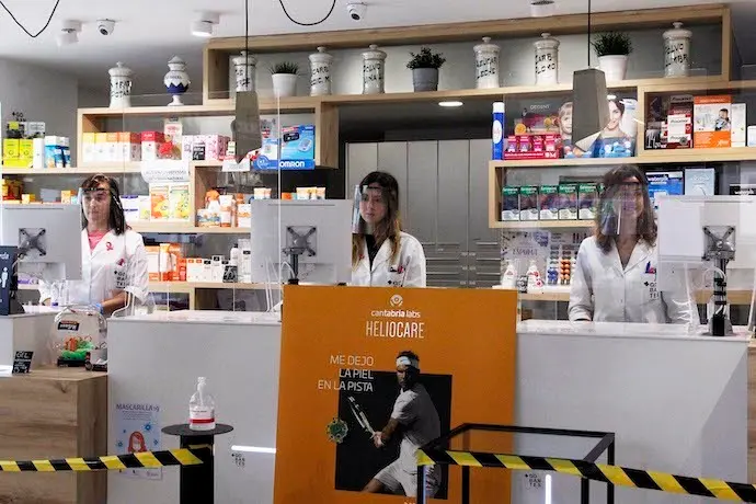 Tres trabajadoras en la farmacia de Marqu&eacute;s de la Hermida en Santander. / Hardy