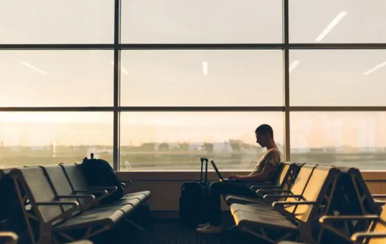 Un visitante de eeuu en un aeropuerto.