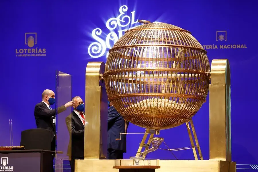 Vista del bombo antes del sorteo de la Loter&iacute;a de Navidad celebrado en el Teatro Real de Madrid este mi&eacute;rcoles. EFE/ Juan Carlos Hidalgo