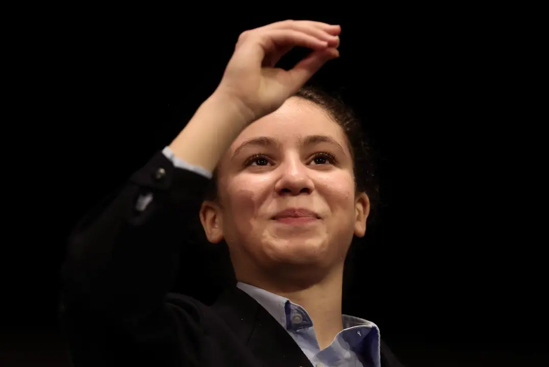 Aya Ben, una de las ni&ntilde;as de la residencia de San Ildefonso, sostiene la bola con la que ha cantado el segundo premio al n&uacute;mero 72.119, durante la celebraci&oacute;n del Sorteo Extraordinario de la Loter&iacute;a de Navidad 2021 en el Teatro Real de Madrid, a 22 de diciembre de 2021, en Madrid, (Espa&ntilde;a). A diferencia del a&ntilde;o pasado en el que la evoluci&oacute;n de la pandemia hizo imposible la presencia de p&uacute;blico, el sorteo de 2021 se celebra con aforo reducido de p&uacute;blico. En esta edici&oacute;n se repartir&aacute;n un total de 2.408 millones de euros en premios, la misma cantidad que en 2020. Entre los premios repartidos por la Loter&iacute;a de Navidad destaca el popularmente conocido como 'Gordo' de Navidad, el primer premio, de 400.000 euros al d&eacute;cimo.