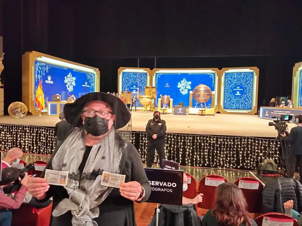 Chuchi, de Alfoz de Lloredo, ha sido el primero en entrar al Sorteo de la Loter&iacute;a 2021 vestido de &laquo;viuda de la Loter&iacute;a&raquo;.