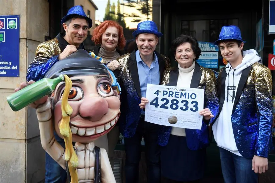Los trabajadores e una administraci&oacute;n de Oviedo celebran haber vendido el cuarto premio de la Loter&iacute;a de Navidad este mi&eacute;rcoles. EFE/ Eloy Alonso