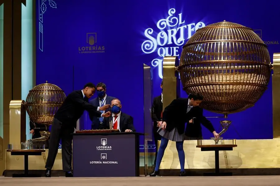 EFE
Fuente:
EFE
Autor:
JUAN CARLOS HIDALGO
Tem&aacute;tica:
Estilo de vida y tiempo libre &raquo; Juegos de azar y loter&iacute;as
Los ni&ntilde;os del Colegio de San Ildefonso cantan los premios del sorteo de la Loter&iacute;a de Navidad celebrado en el Teatro Real de Madrid este mi&eacute;rcoles. EFE/ Juan Carlos Hidalgo