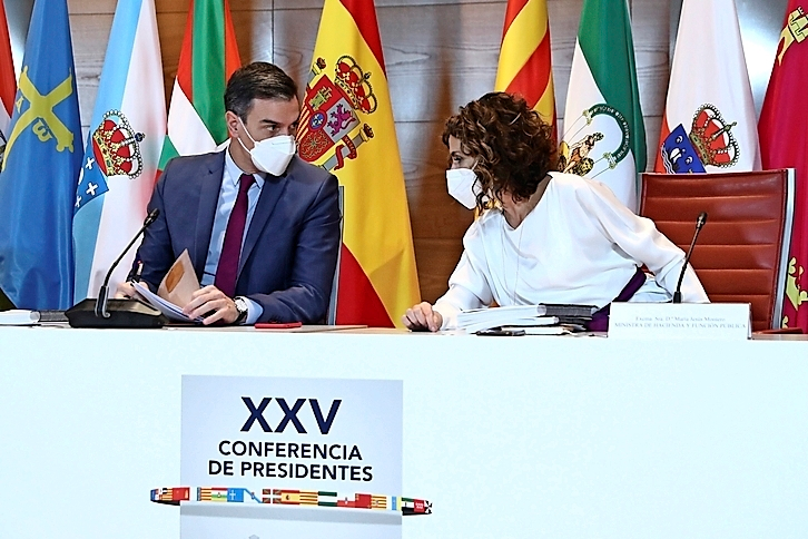 El presidente del Gobierno, Pedro S&aacute;nchez, acompa&ntilde;ado de la ministra de Hacienda y Funci&oacute;n P&uacute;blica, Mar&iacute;a Jes&uacute;s Montero. / Fernando Calvo