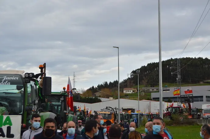 Imagen de dos de los tractores que han participado este jueves en la concentraci&oacute;n de ganaderos en Meruelo.