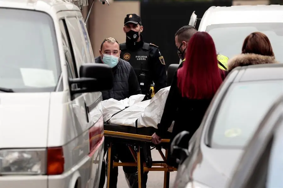 Miembros del ret&eacute;n funebre trasladan el cuerpo del hombre que ha muerto como consecuencia de los martillazos que supuestamente ha recibido de su compa&ntilde;era sentimental, en la localidad valenciana de B&eacute;tera, seg&uacute;n han informado a EFE fuentes de la investigaci&oacute;n. EFE/Ana Escobar